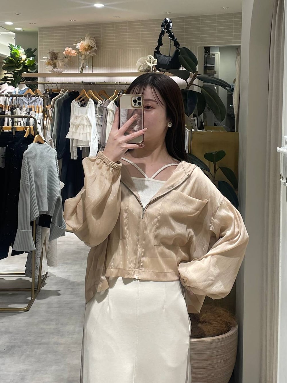 ホワイト系のスカート、ホワイト系のTシャツ/カットソー、ホワイト系のブーツを着用したレディースの冬コーディネートの3枚目の写真