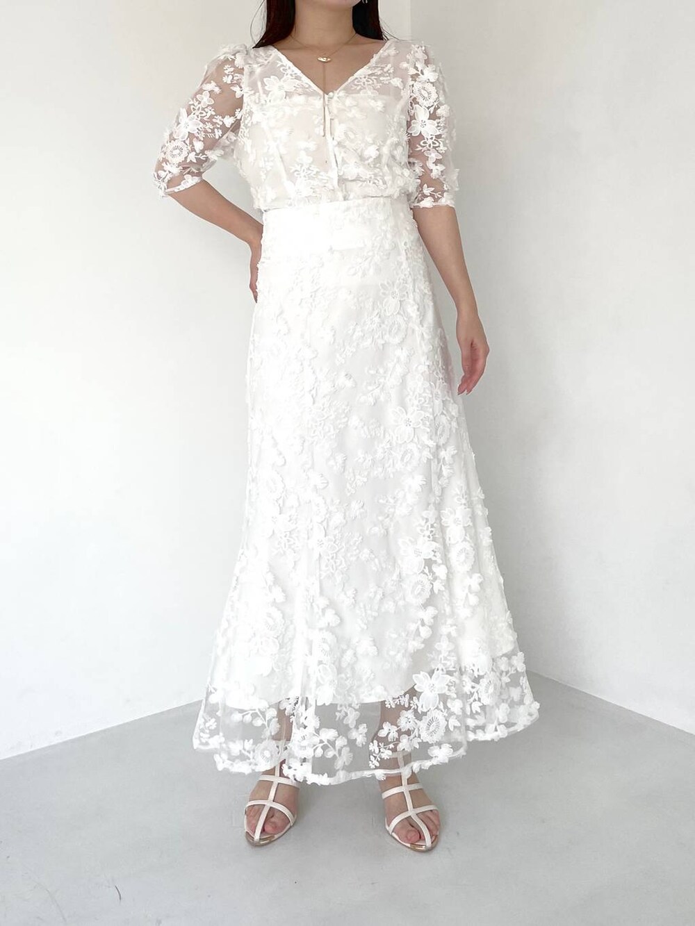 ホワイト系のシャツ/ブラウス、ホワイト系のサンダル、ホワイト系のスカートを着用したレディースの夏コーディネートの4枚目の写真