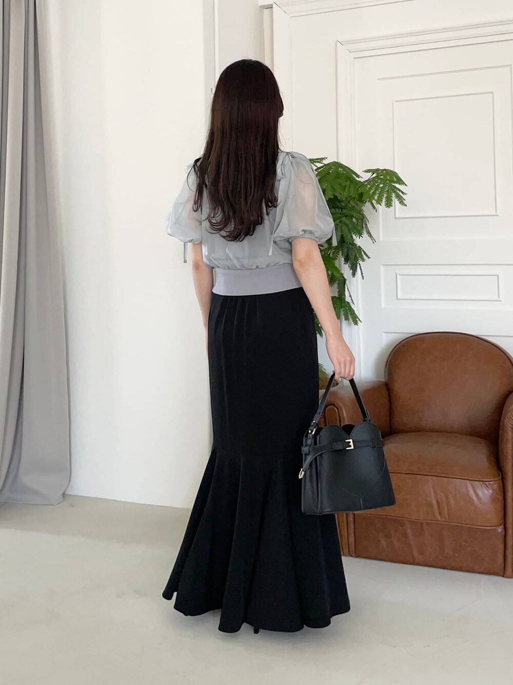 ブルー系のTシャツ/カットソー、ブラック系のショルダーバッグ、ブラック系のサンダルを着用したレディースの夏コーディネートの2枚目の写真