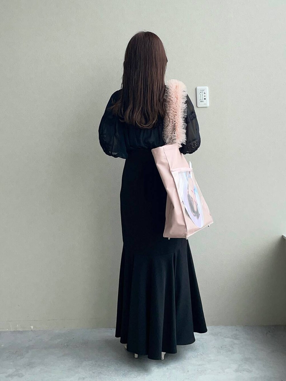 ブラック系のシャツ/ブラウス、ピンク系のトートバッグ、ブラック系のスカートを着用したレディースの夏コーディネートの2枚目の写真