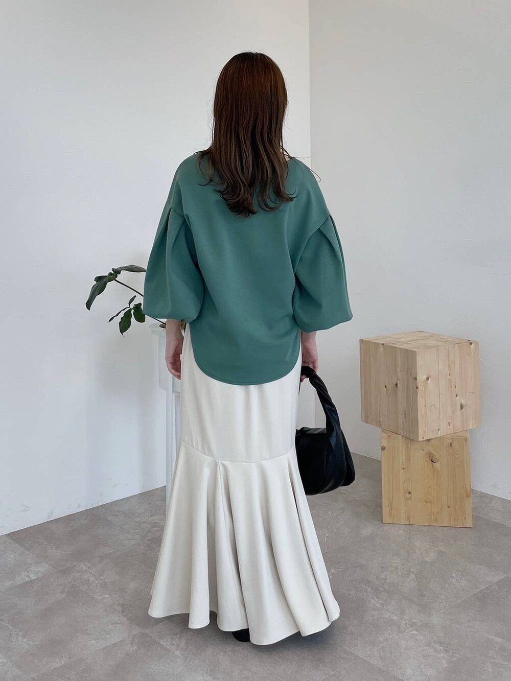 ブラック系のその他シューズ、グリーン系のTシャツ/カットソー、ブラック系のハンドバッグを着用したレディースの夏コーディネートの2枚目の写真