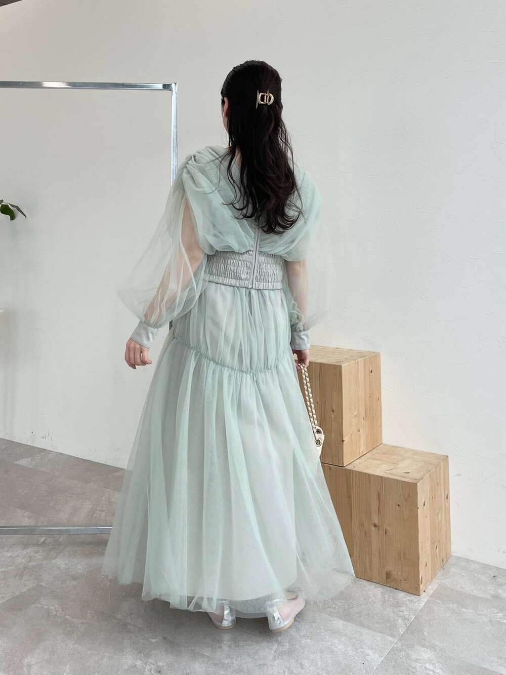 シルバー系のバレエシューズ、グリーン系のTシャツ/カットソー、ホワイト系のショルダーバッグを着用したレディースの春コーディネートの2枚目の写真