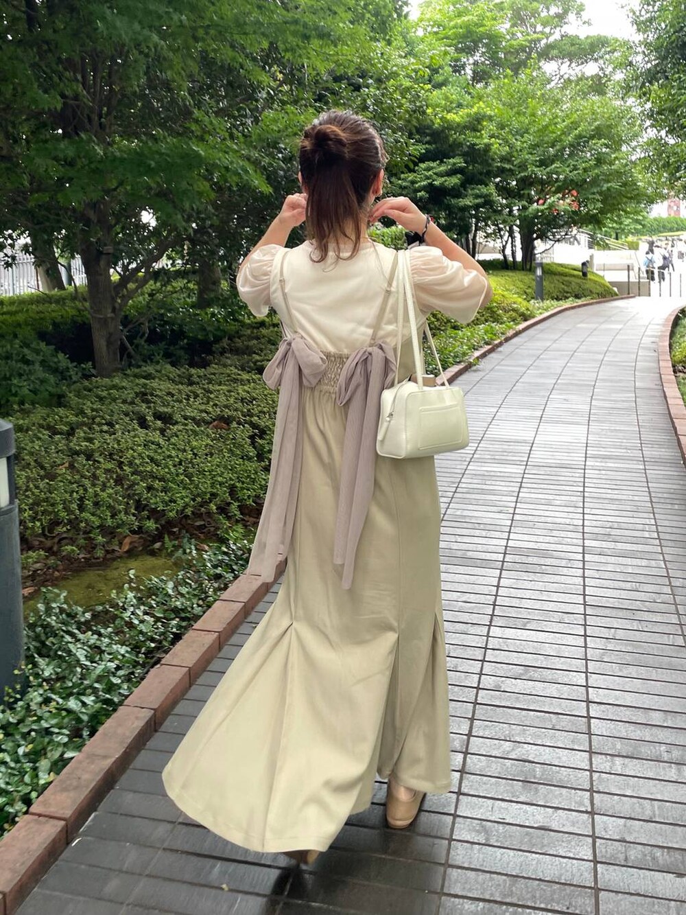 ホワイト系のTシャツ/カットソー、ベージュ系のワンピース、ベージュ系のネックレスを着用したレディースの夏コーディネートの2枚目の写真