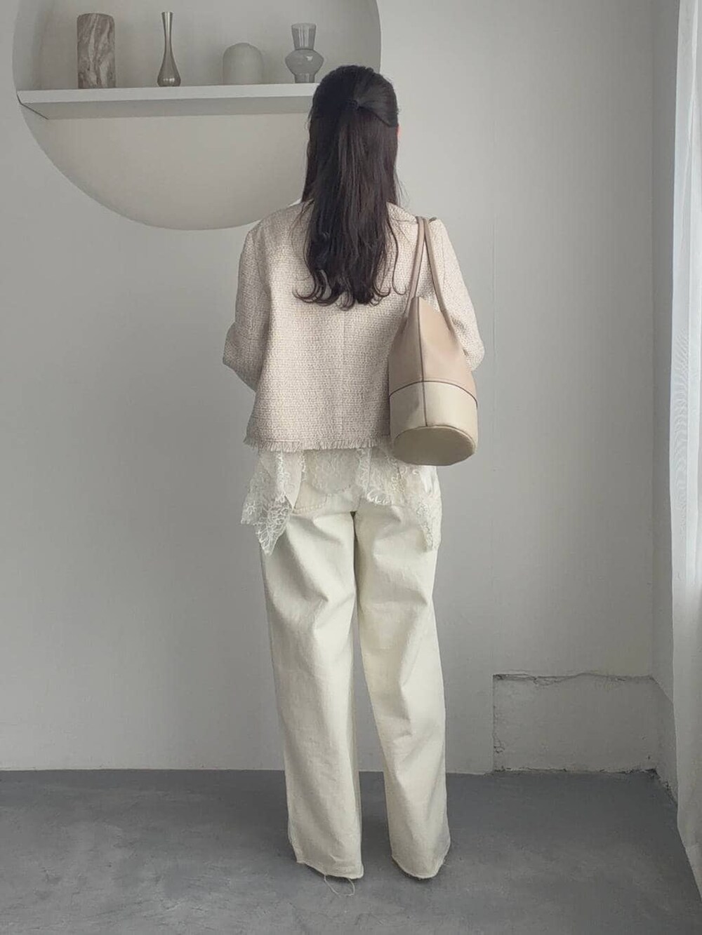 ブラウン系のサンダル、ホワイト系のキャミソール、ホワイト系のノーカラージャケットを着用したレディースの春コーディネートの2枚目の写真