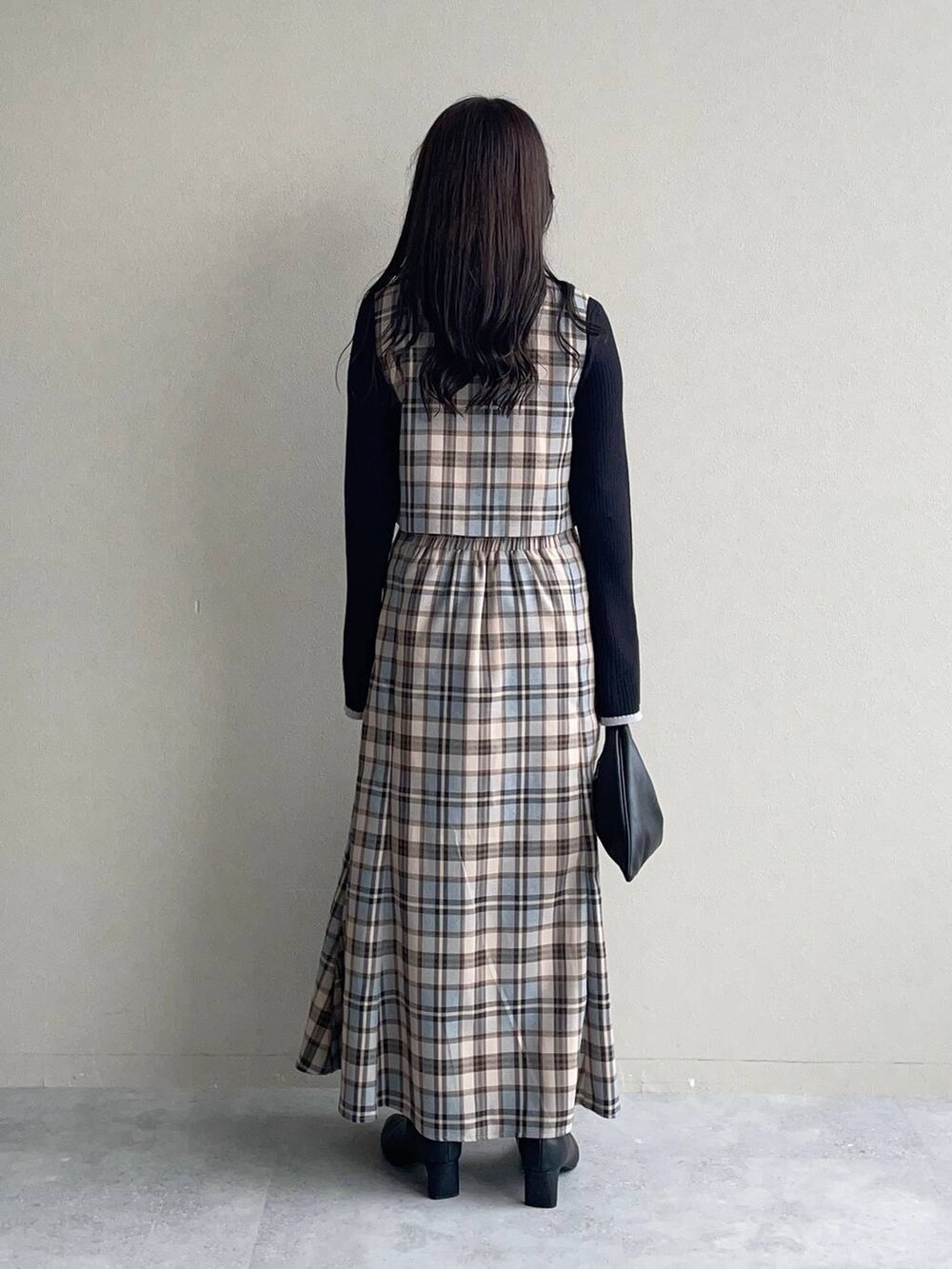 ブラック系のブルゾン、ブラック系のハンドバッグ、ブラック系のブーツを着用したレディースの秋コーディネートの4枚目の写真