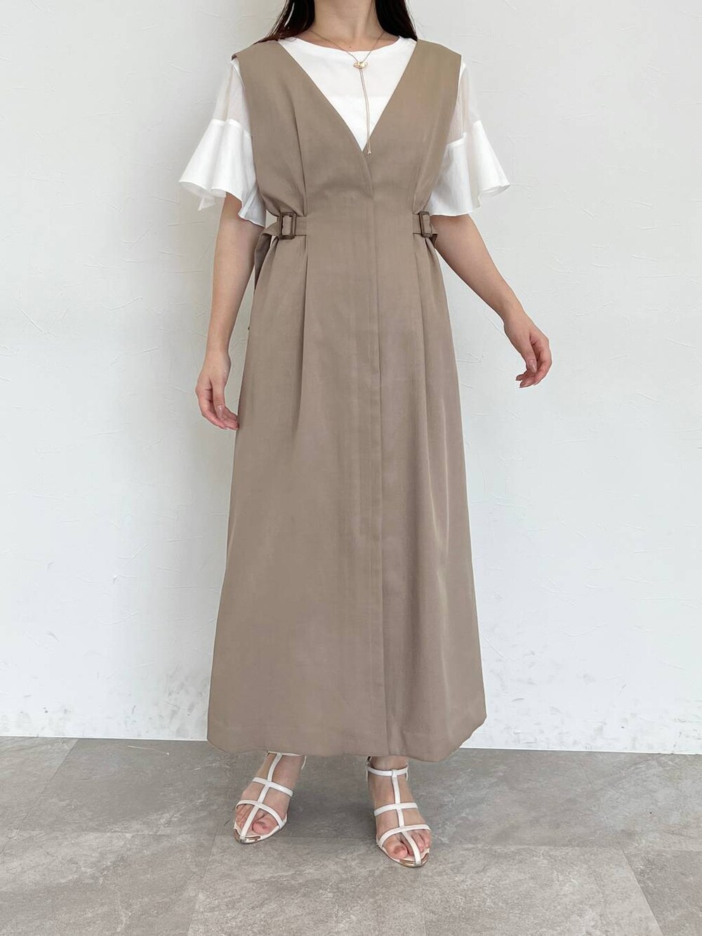 ホワイト系のTシャツ/カットソー、ホワイト系のサンダル、ブラック系のショルダーバッグを着用したレディースの夏コーディネートの4枚目の写真