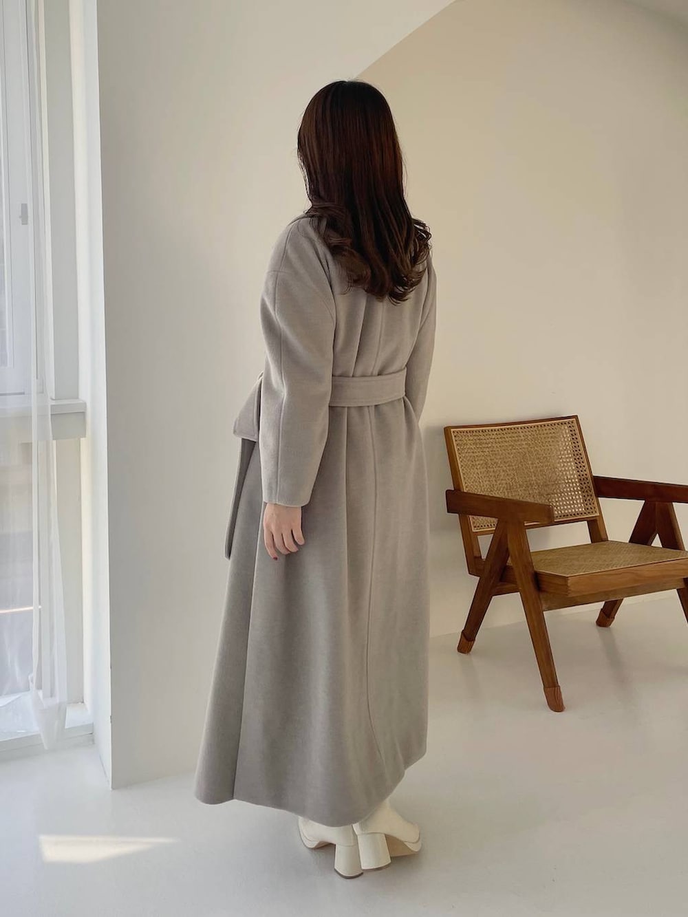 ホワイト系のハンドバッグ、ホワイト系のブーツ、ホワイト系のニット/セーターを着用したレディースの秋コーディネートの2枚目の写真