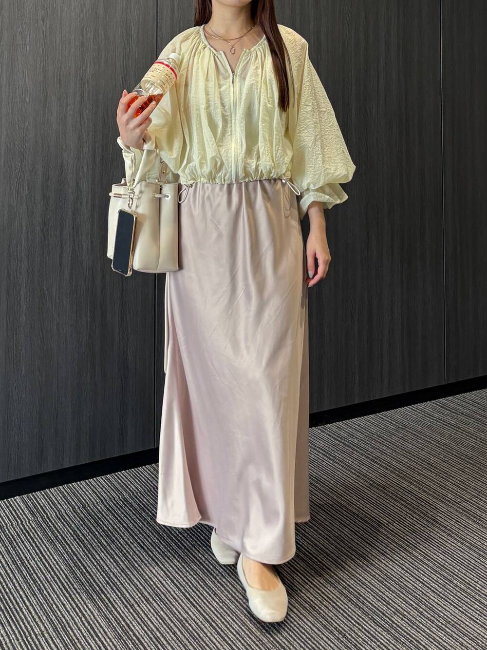 ベージュ系のパンプス、ホワイト系のシャツ/ブラウス、ベージュ系のスカートを着用したレディースの夏コーディネートの4枚目の写真