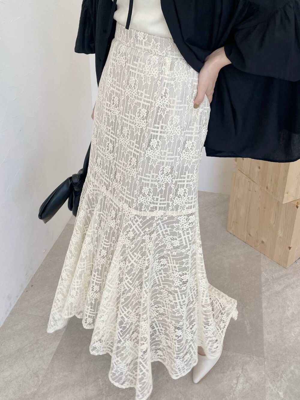 ホワイト系のタンクトップ、ブラック系のシャツ/ブラウス、ブラック系のハンドバッグを着用したレディースの秋コーディネートの4枚目の写真