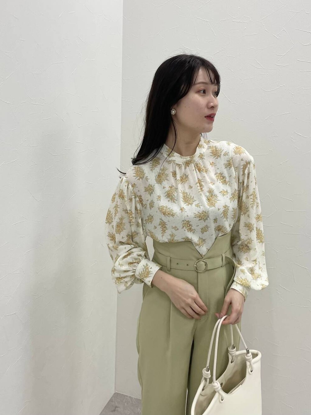 イエロー系のシャツ/ブラウス、イエロー系のその他パンツ、ホワイト系のブーツを着用したレディースの冬コーディネートの3枚目の写真