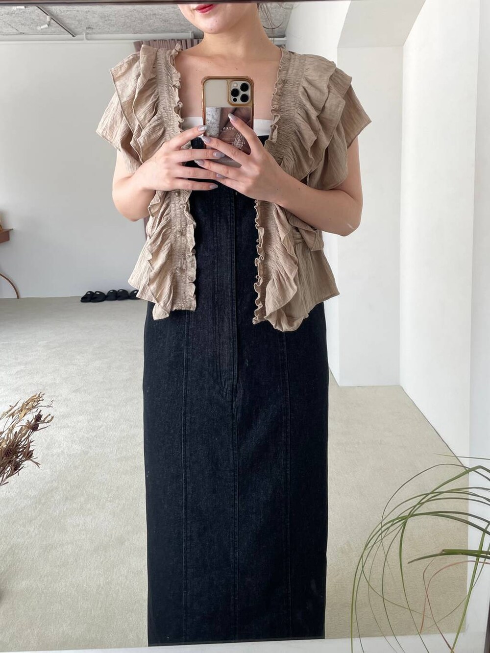 ベージュ系のシャツ/ブラウス、ホワイト系のサンダル、ブラック系のジャンパースカートを着用したレディースの夏コーディネートの3枚目の写真