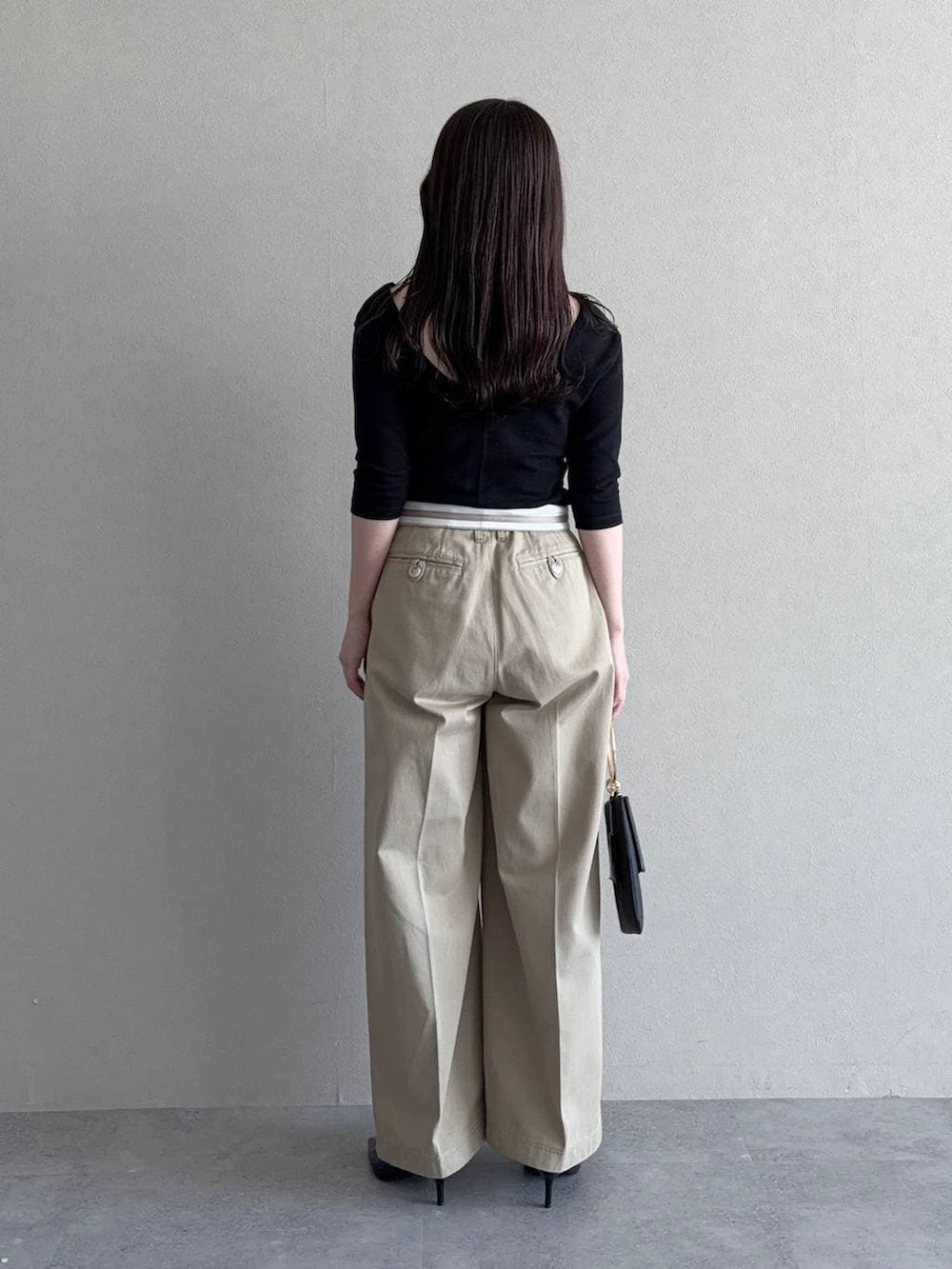 ブルー系のテーラードジャケット、ブラック系のサンダル、ブラック系のショルダーバッグを着用したレディースの春コーディネートの5枚目の写真