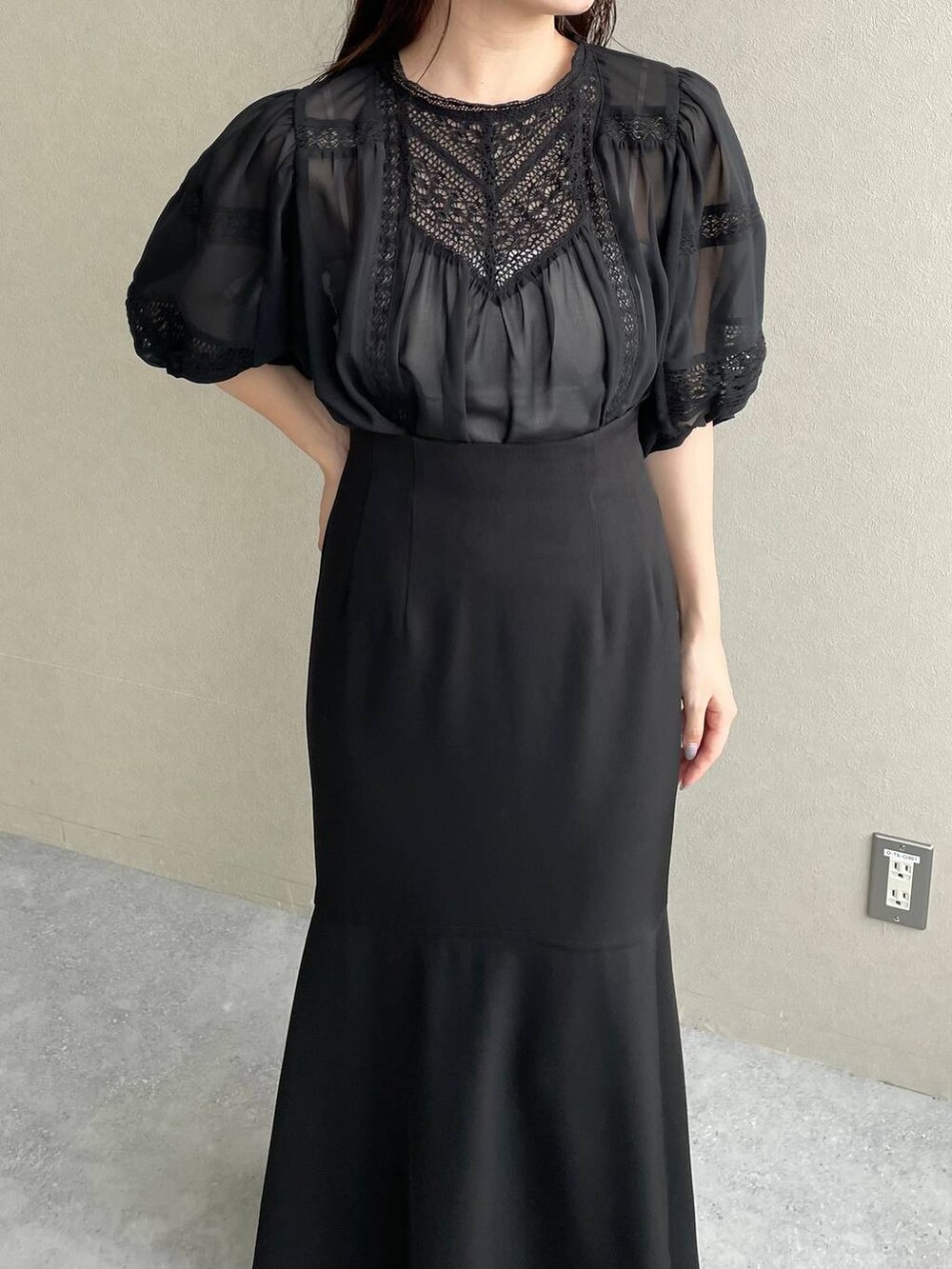 ブラック系のシャツ/ブラウス、ピンク系のトートバッグ、ブラック系のスカートを着用したレディースの夏コーディネートの6枚目の写真