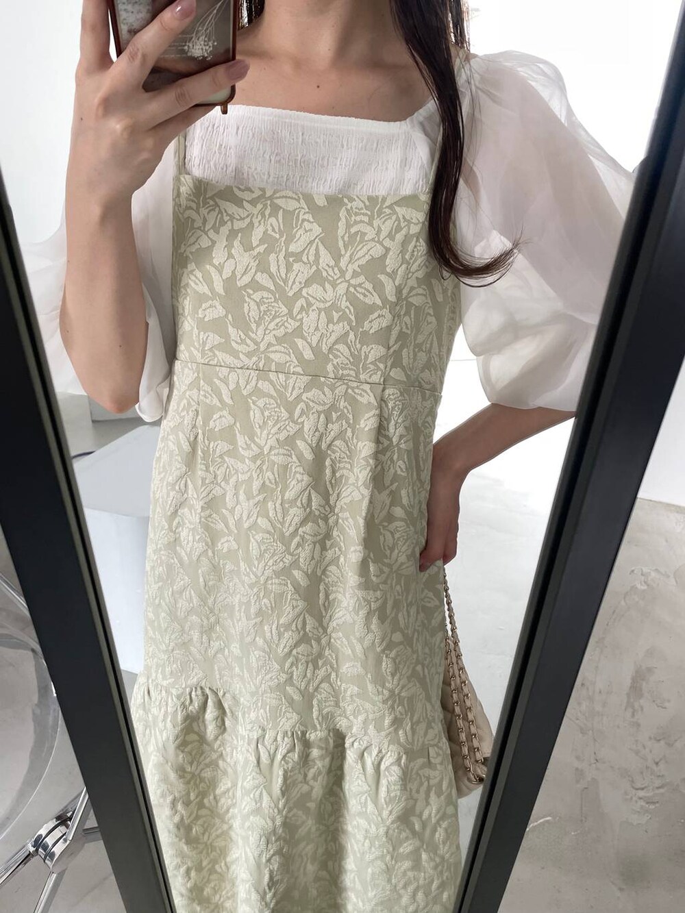 ホワイト系のTシャツ/カットソー、グリーン系のワンピース、ホワイト系のショルダーバッグを着用したレディースの夏コーディネートの5枚目の写真