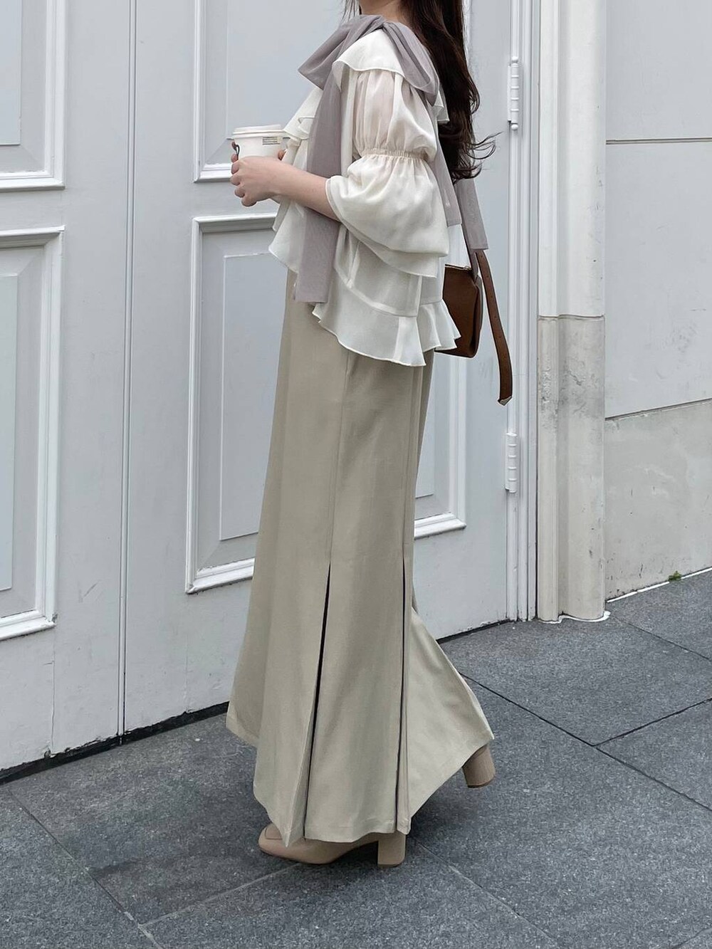 ホワイト系のシャツ/ブラウス、ブラウン系のショルダーバッグ、ベージュ系のワンピースを着用したレディースの夏コーディネートの3枚目の写真