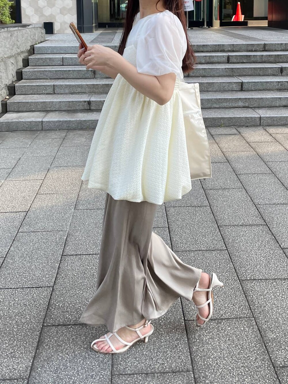 ホワイト系のその他トップス、ホワイト系のシャツ/ブラウス、ホワイト系のサンダルを着用したレディースの夏コーディネートの4枚目の写真
