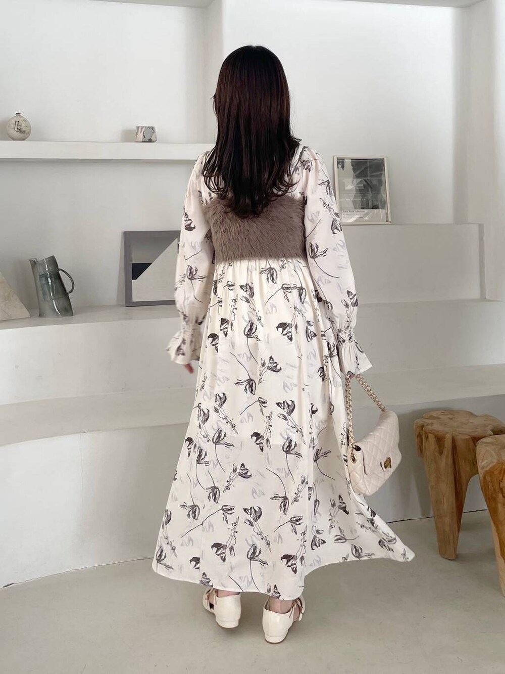 ホワイト系のショルダーバッグ、ホワイト系のワンピース、ホワイト系のパンプスを着用したレディースの冬コーディネートの2枚目の写真