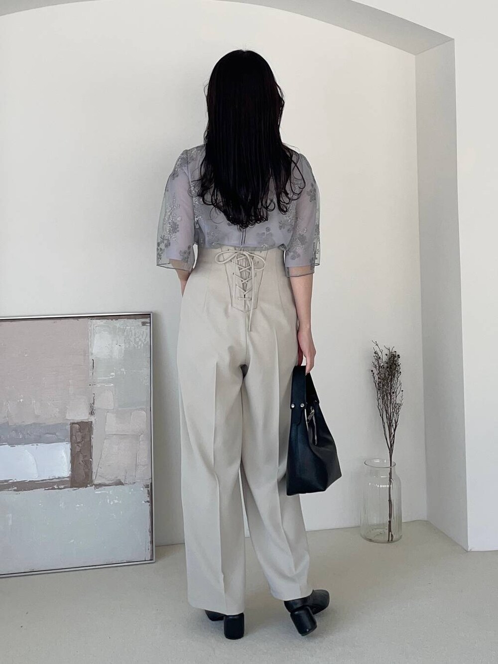 ブラック系のパンプス、ブルー系のシャツ/ブラウス、ブラック系のショルダーバッグを着用したレディースの夏コーディネートの2枚目の写真