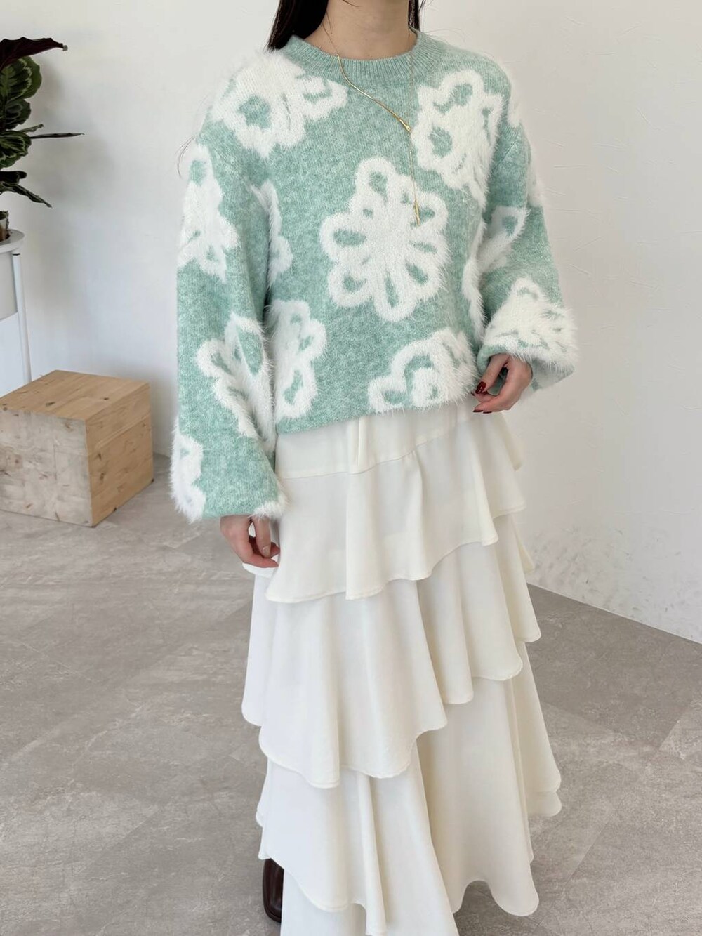 ホワイト系のショルダーバッグ、ブラウン系のブーツ、ホワイト系のスカートを着用したレディースの冬コーディネートの3枚目の写真