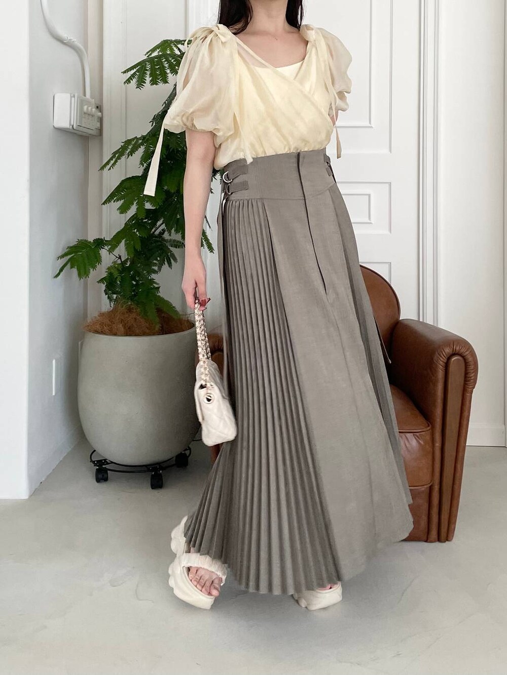 ホワイト系のTシャツ/カットソー、ホワイト系のショルダーバッグ、ホワイト系のサンダルを着用したレディースの夏コーディネートの4枚目の写真