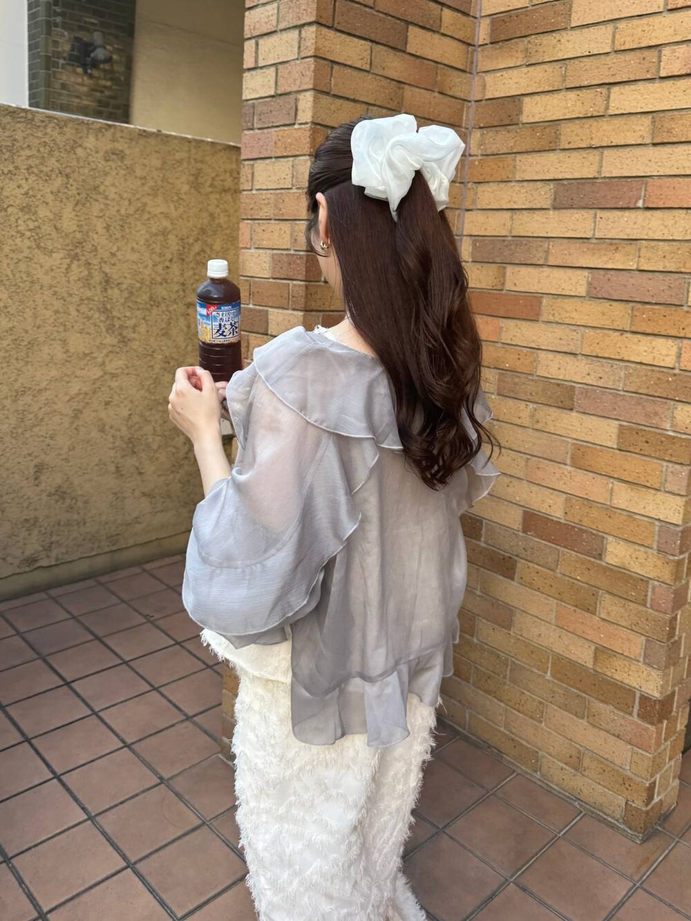 グレー系のシャツ/ブラウス、ホワイト系のワンピースを着用したレディースの夏コーディネートの4枚目の写真