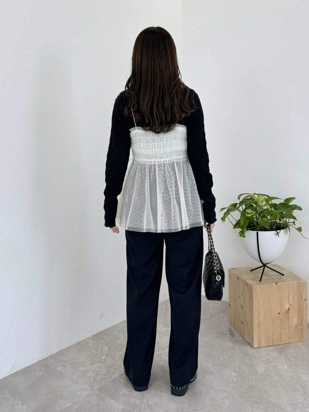 ブラック系のローファー、ブラック系のその他パンツ、ブラック系のショルダーバッグを着用したレディースの冬コーディネートの2枚目の写真