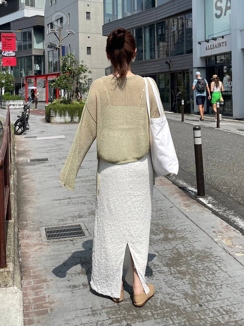 ホワイト系のスカート、グリーン系のニット/セーターを着用したレディースの夏コーディネートの3枚目の写真