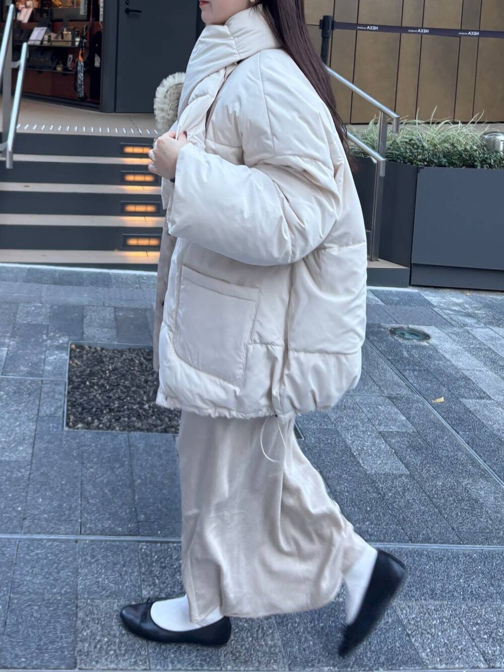 ベージュ系のブルゾンを着用したレディースの冬コーディネートの3枚目の写真