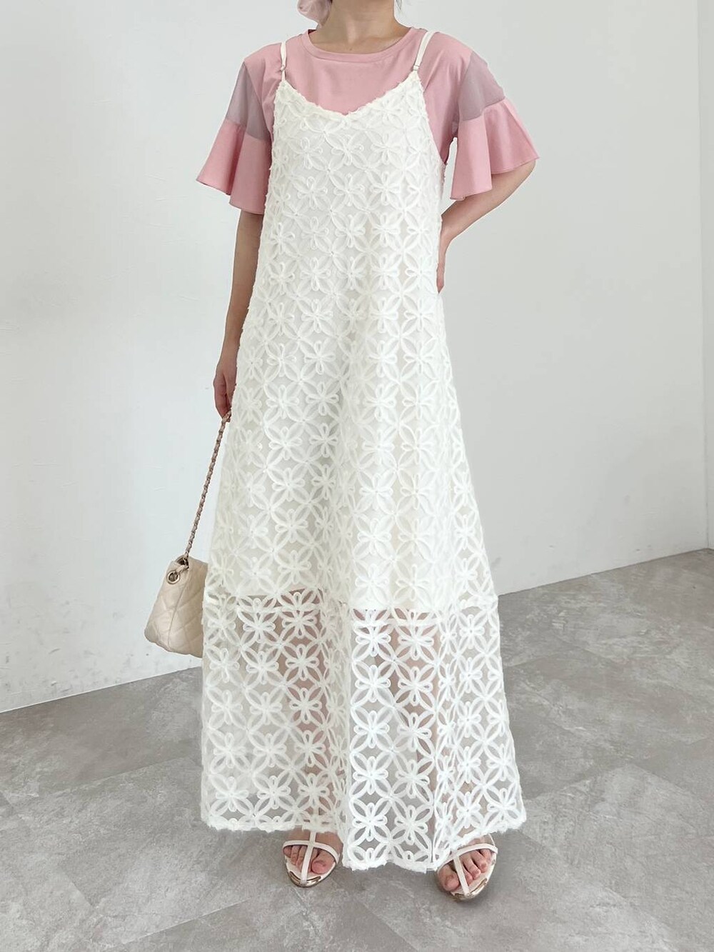 ピンク系のTシャツ/カットソー、ホワイト系のショルダーバッグ、ホワイト系のサンダルを着用したレディースの夏コーディネートの4枚目の写真