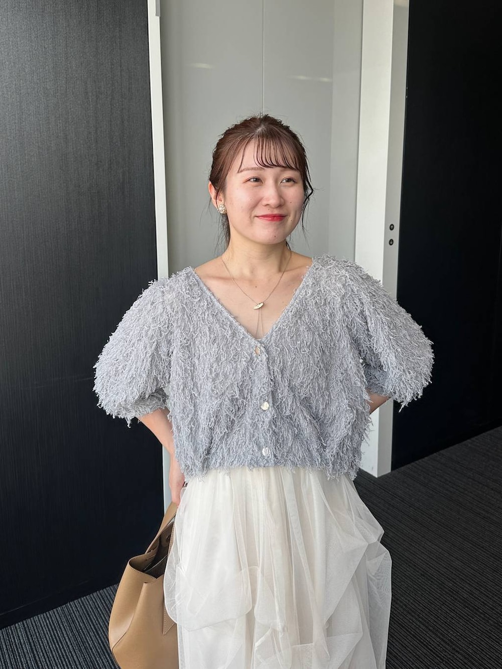 ブルー系のカーディガン/ボレロ、ホワイト系のサンダル、ホワイト系のスカートを着用したレディースの夏コーディネートの4枚目の写真