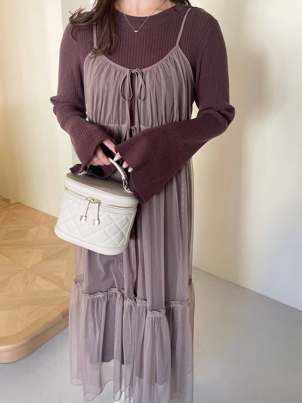 ホワイト系のブーツ、ホワイト系のショルダーバッグ、ブラウン系のワンピースを着用したレディースの冬コーディネートの3枚目の写真