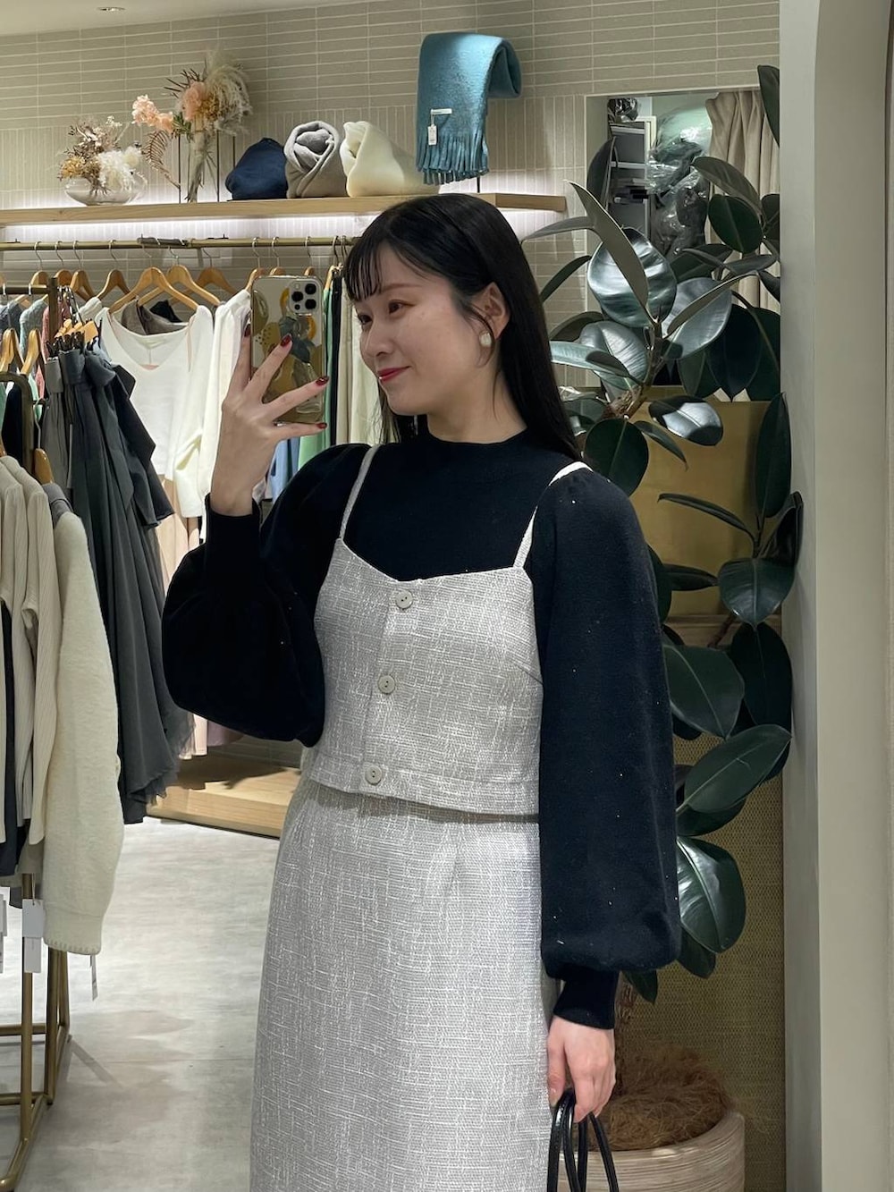 ブラック系のブーツ、ブラック系のハンドバッグ、ブラック系のニット/セーターを着用したレディースの冬コーディネートの4枚目の写真