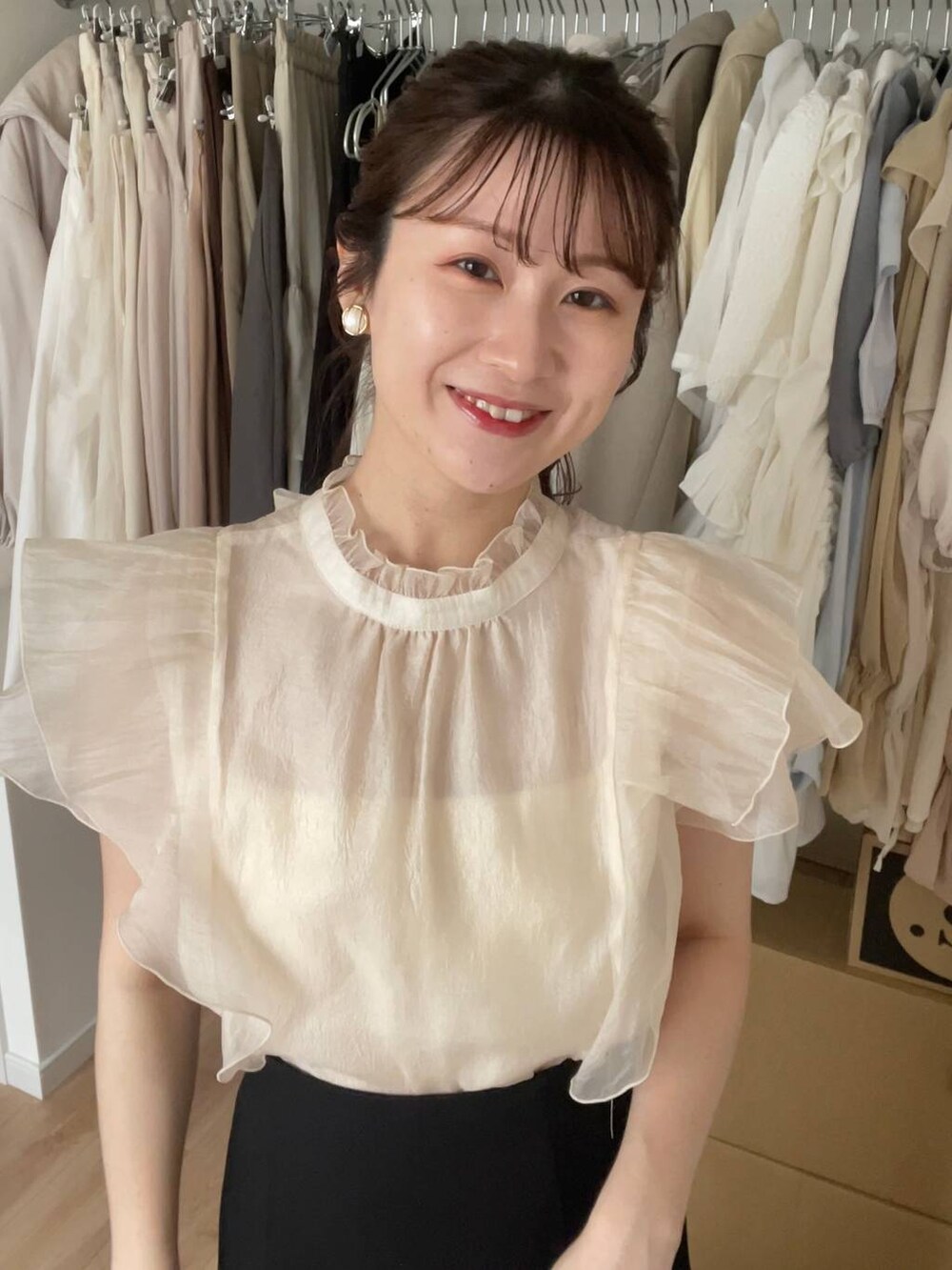 ホワイト系のシャツ/ブラウス、ベージュ系のシュシュを着用したレディースの春コーディネートの2枚目の写真