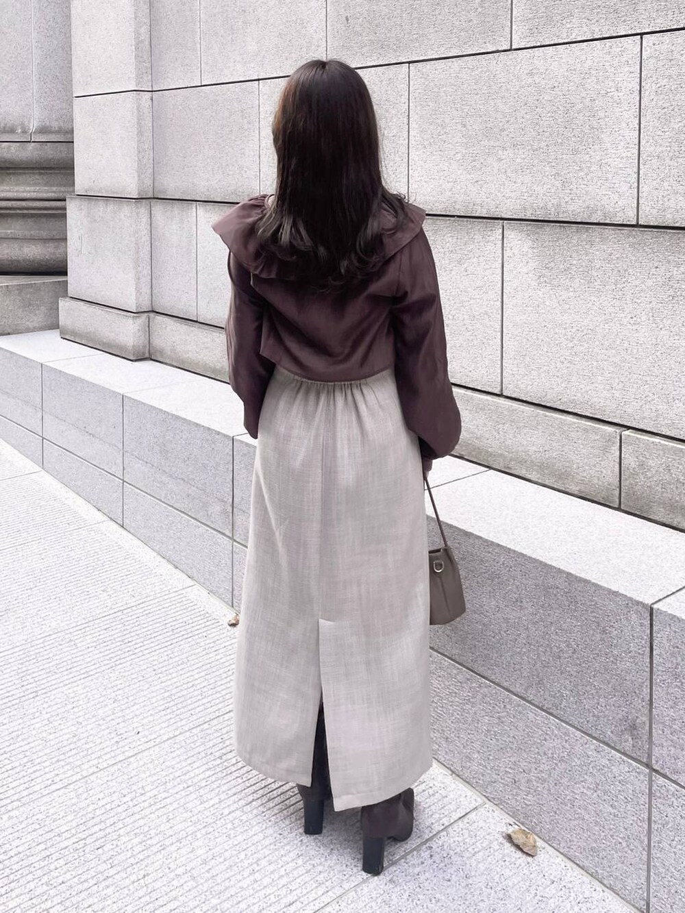 ホワイト系のスカート、ブラウン系のシャツ/ブラウスを着用したレディースの秋コーディネートの2枚目の写真