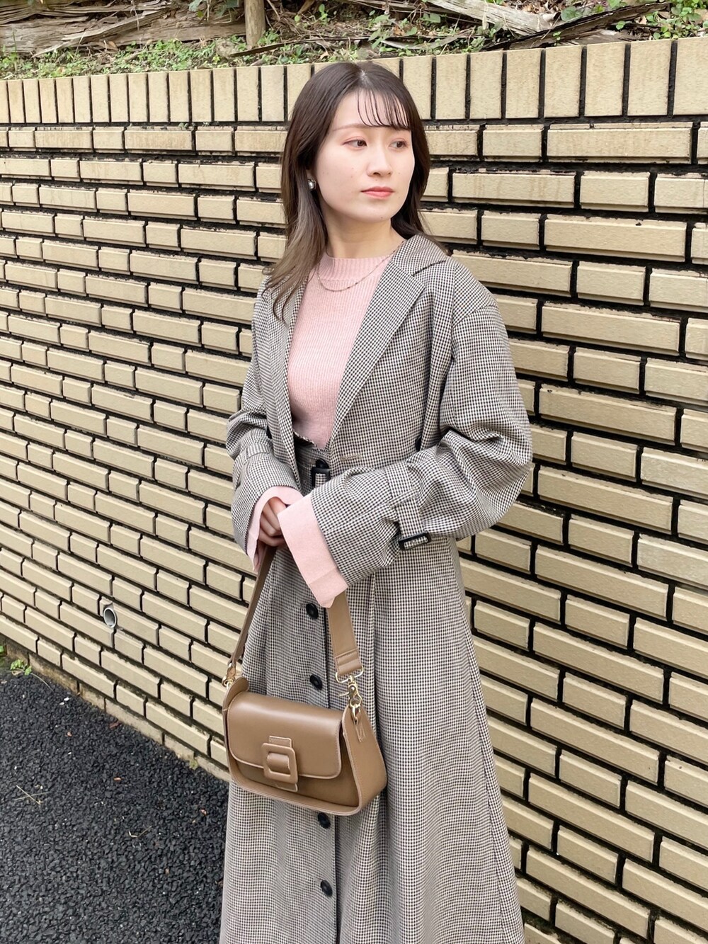 ブラウン系のテーラードジャケット、ピンク系のニット/セーター、ブラウン系のショルダーバッグを着用したレディースの冬コーディネートの4枚目の写真