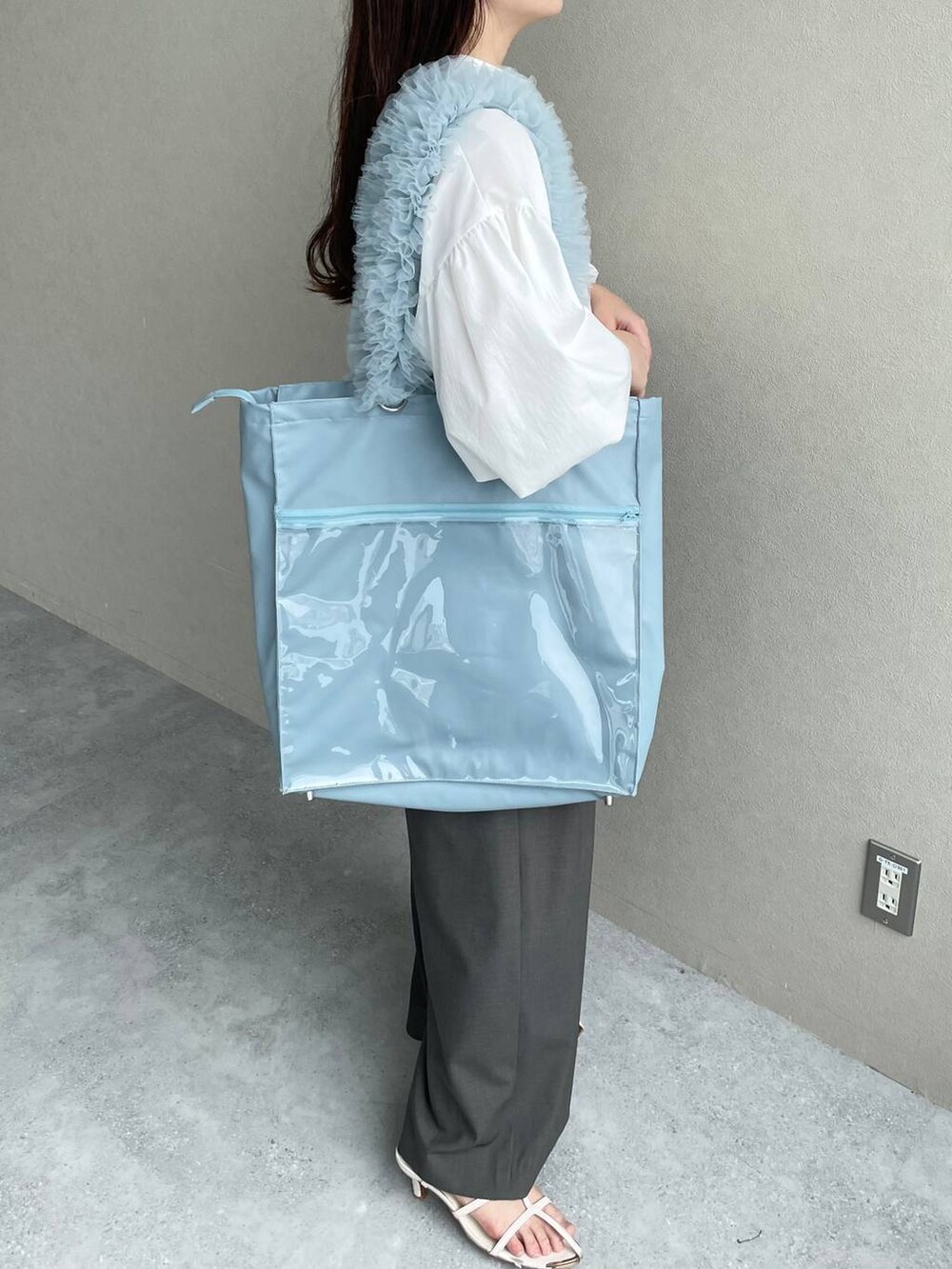 グレー系のその他パンツ、ホワイト系のシャツ/ブラウス、ホワイト系のサンダルを着用したレディースの夏コーディネートの5枚目の写真