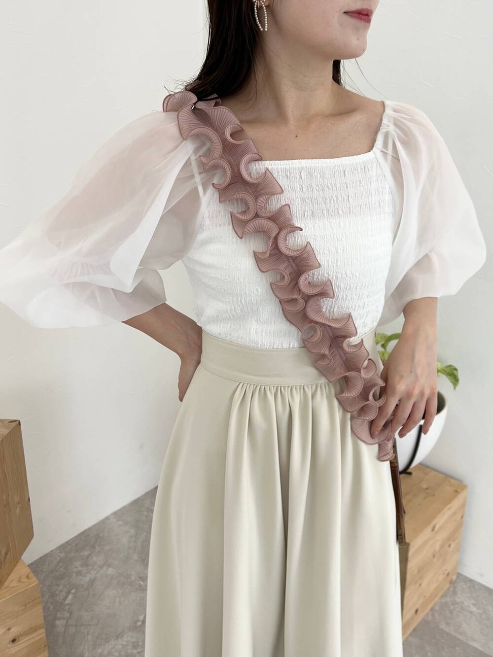 ホワイト系のTシャツ/カットソー、ホワイト系のスカート、ホワイト系のサンダルを着用したレディースの夏コーディネートの4枚目の写真