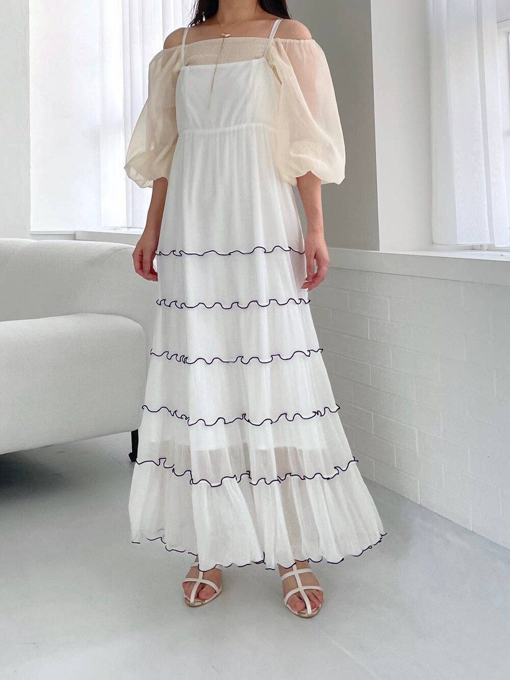 ブラウン系のショルダーバッグ、ホワイト系のサンダル、ベージュ系のTシャツ/カットソーを着用したレディースの夏コーディネートの4枚目の写真