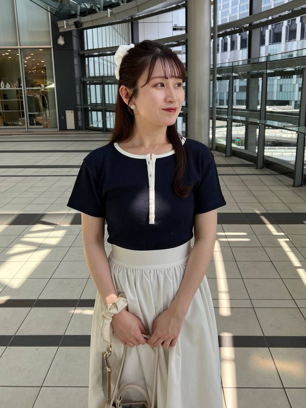 ブルー系のTシャツ/カットソーを着用したレディースの春コーディネートの4枚目の写真