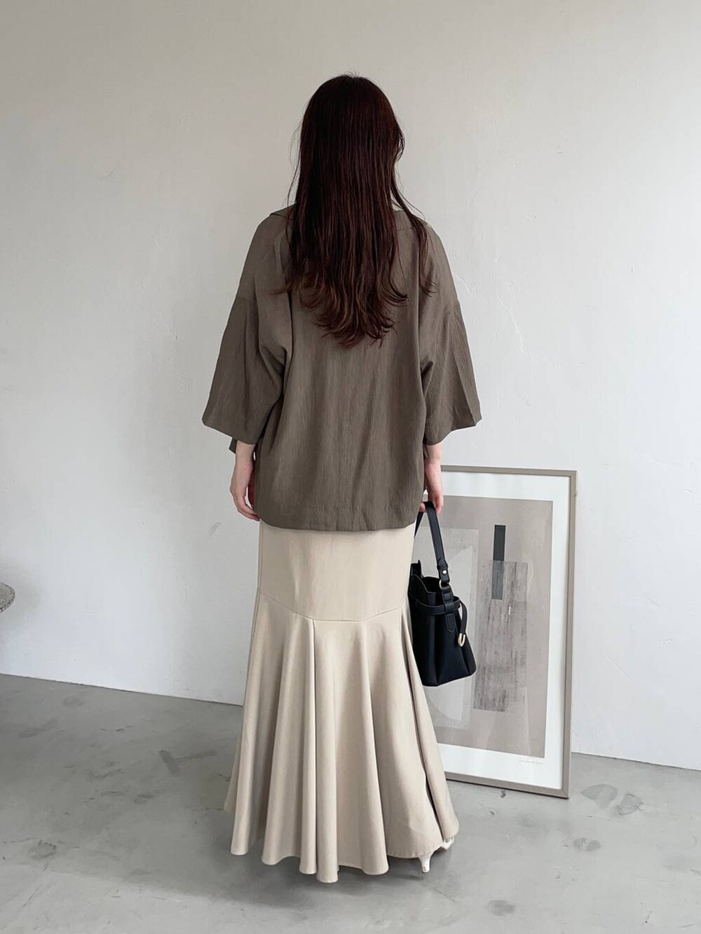 ブラック系のショルダーバッグ、ブラウン系のテーラードジャケット、ホワイト系のニット/セーターを着用したレディースの夏コーディネートの2枚目の写真