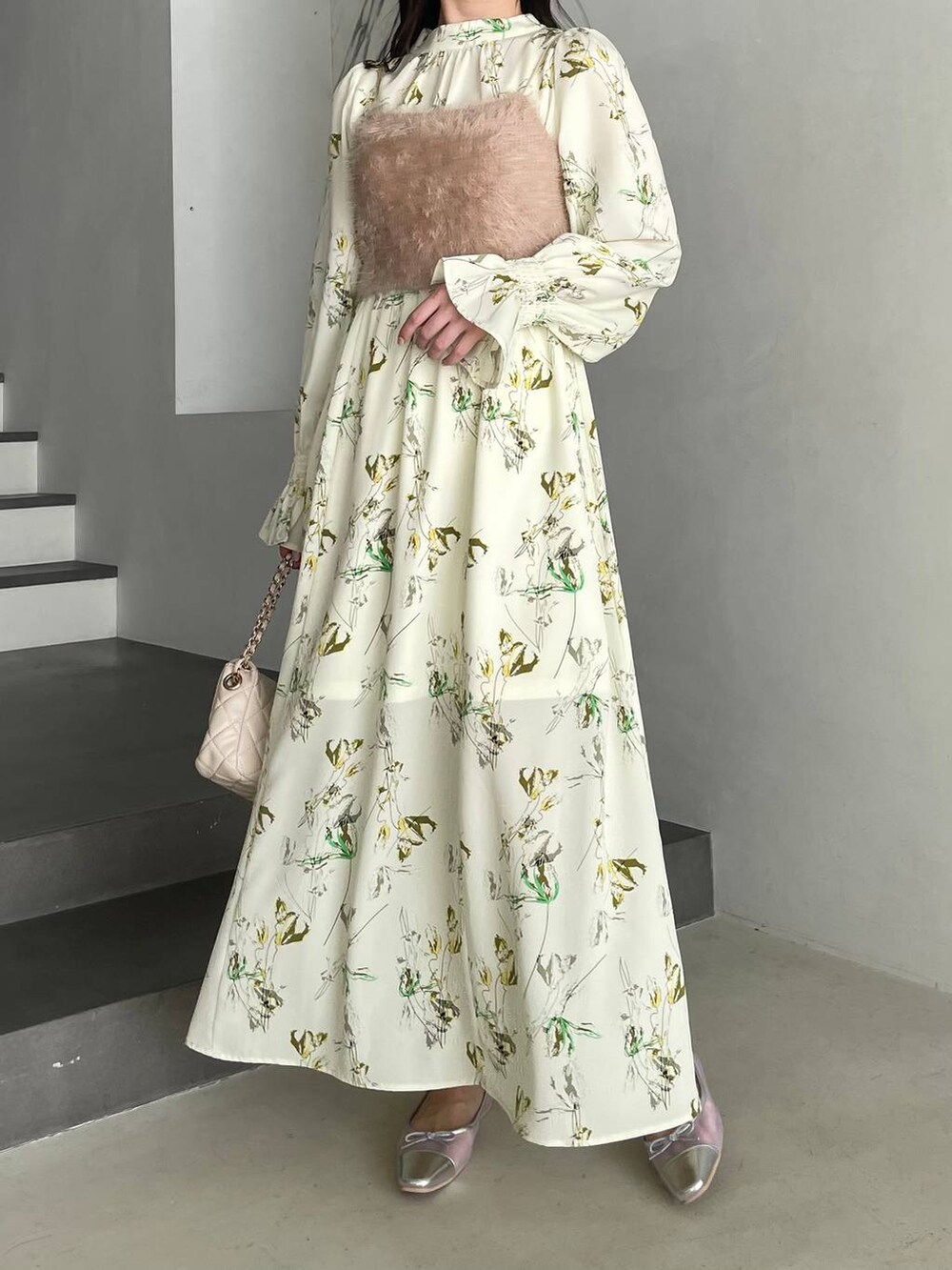 ホワイト系のショルダーバッグ、イエロー系のワンピースを着用したレディースの冬コーディネートの4枚目の写真