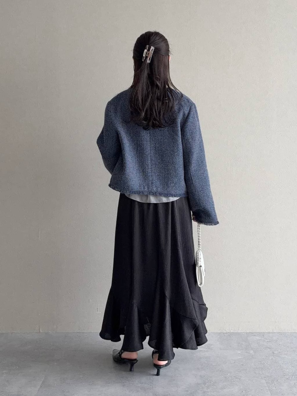 ブラック系のサンダル、グレー系のシャツ/ブラウス、ブルー系のノーカラージャケットを着用したレディースの春コーディネートの2枚目の写真