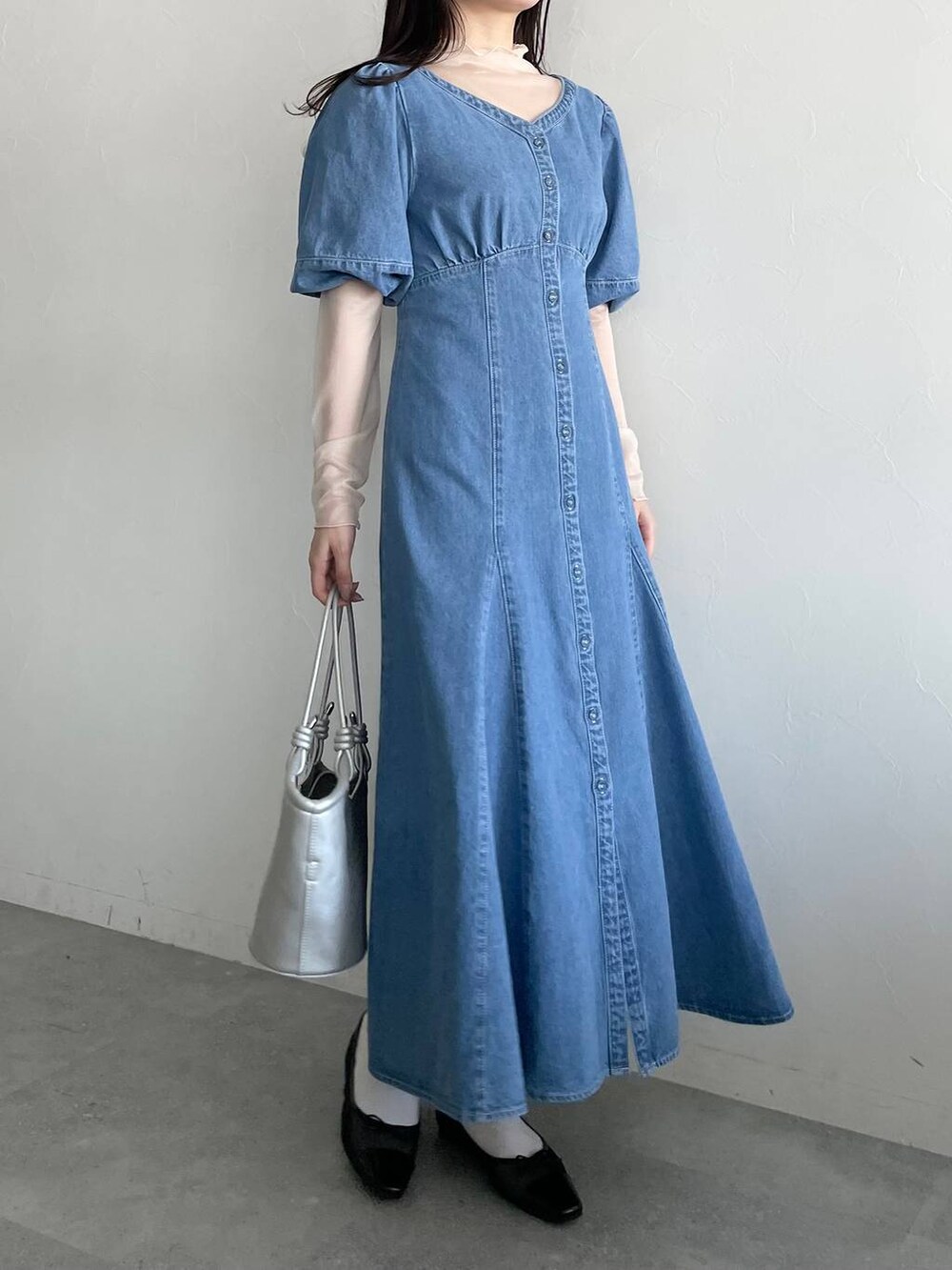 ブラック系のバレエシューズ、ブルー系のワンピース、ホワイト系のTシャツ/カットソーを着用したレディースの春コーディネートの4枚目の写真