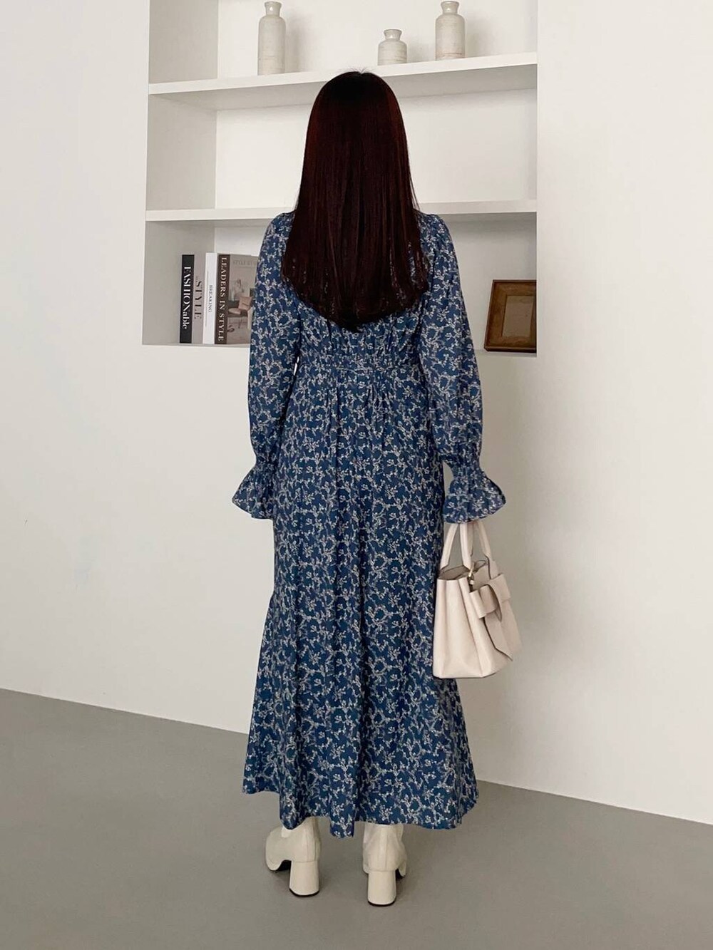 ホワイト系のブーツ、ホワイト系のショルダーバッグ、ブルー系のワンピースを着用したレディースの春コーディネートの2枚目の写真