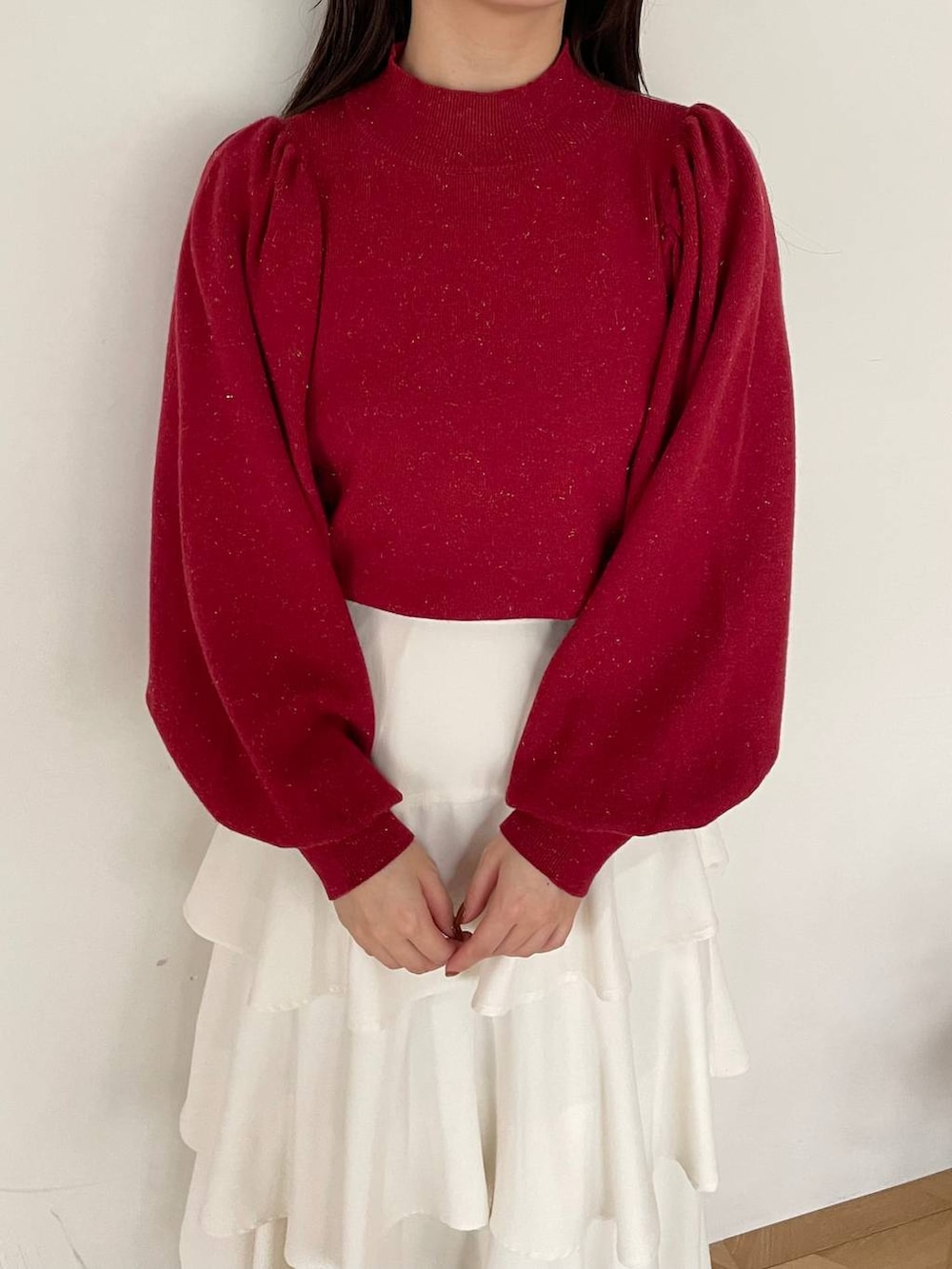 ホワイト系のショルダーバッグ、ホワイト系のブーツ、ホワイト系のスカートを着用したレディースの冬コーディネートの3枚目の写真