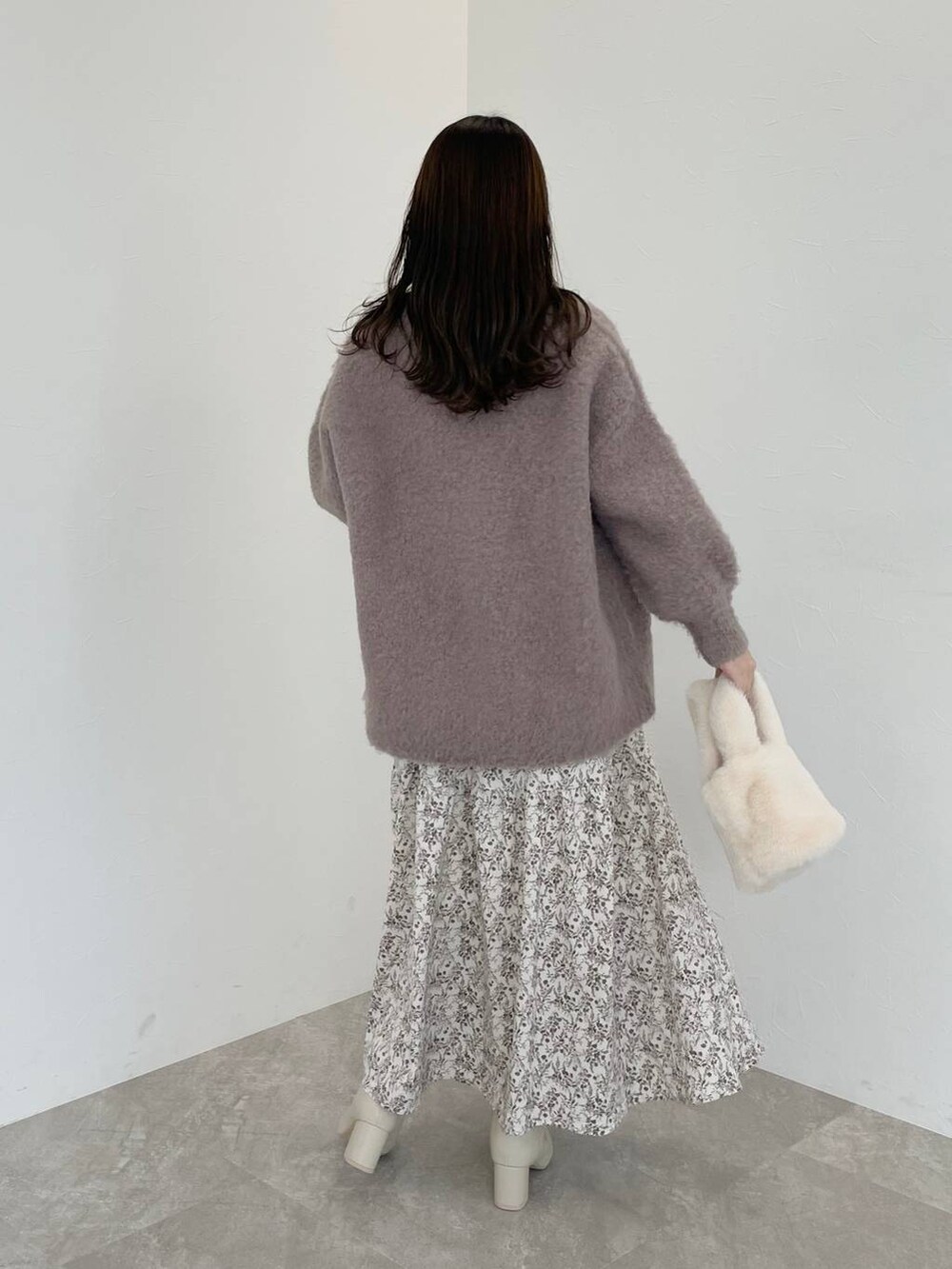 ホワイト系のブーツ、ホワイト系のニット/セーター、ブラウン系のカーディガン/ボレロを着用したレディースの秋コーディネートの2枚目の写真