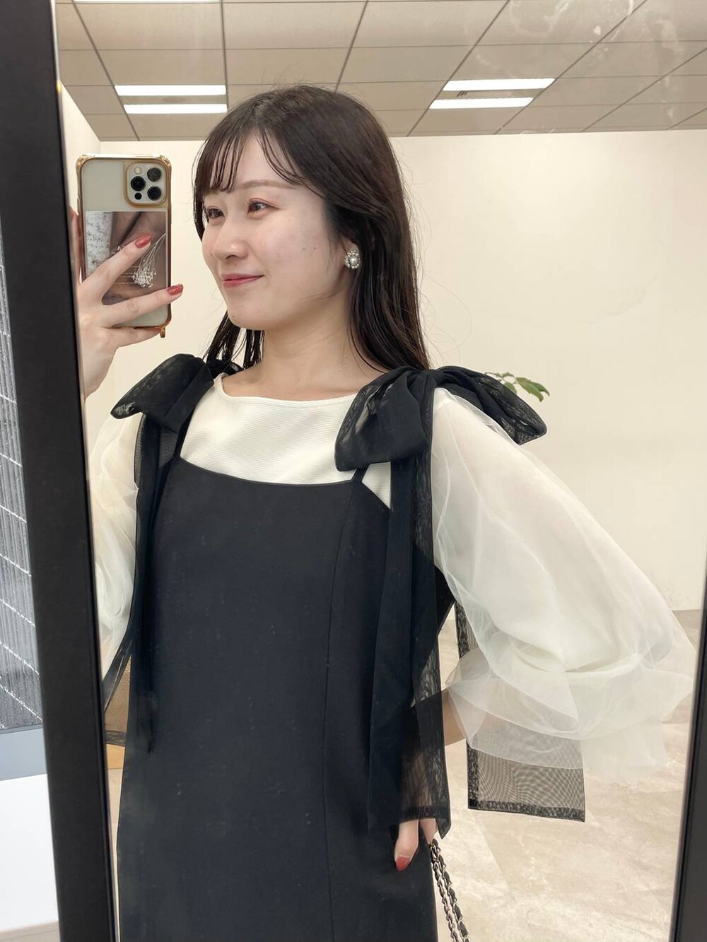 ホワイト系のTシャツ/カットソー、ブラック系のワンピース、ブラック系のショルダーバッグを着用したレディースの夏コーディネートの3枚目の写真