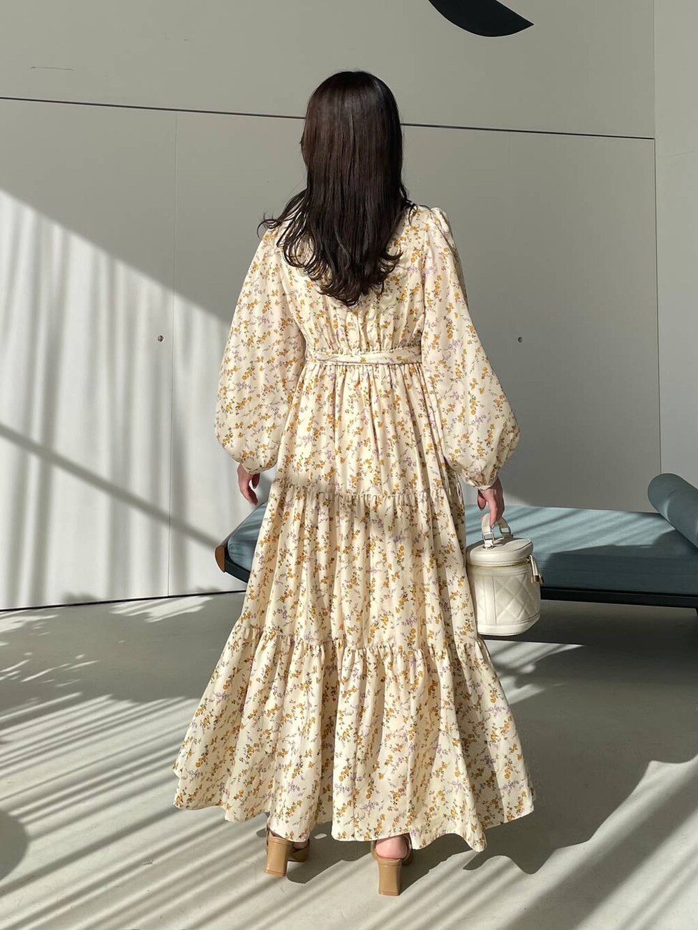 ホワイト系のタンクトップ、ホワイト系のショルダーバッグ、ベージュ系のパンプスを着用したレディースの冬コーディネートの3枚目の写真