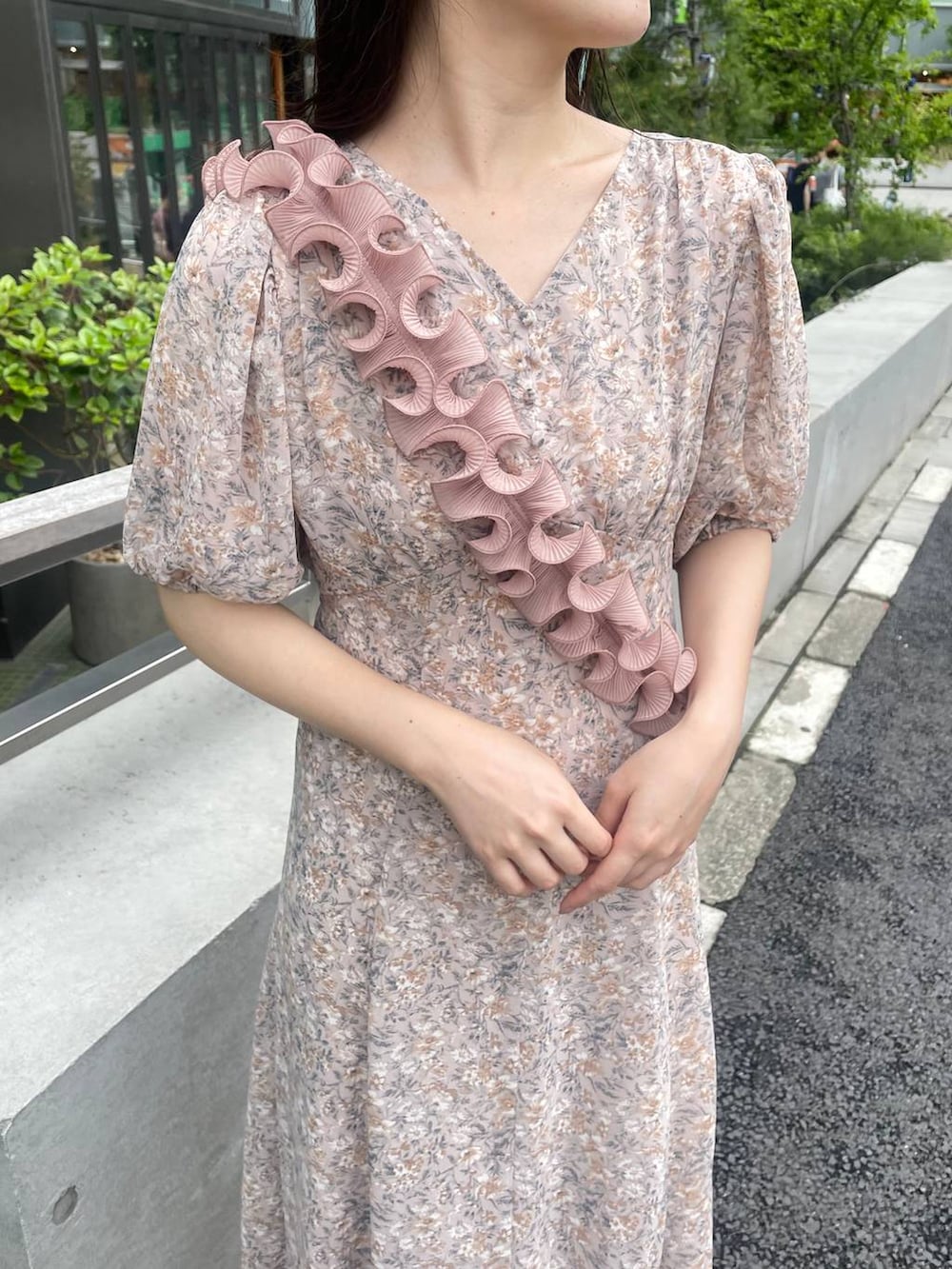 ベージュ系のサンダル、ピンク系のワンピース、ピンク系のスマホグッズを着用したレディースの夏コーディネートの3枚目の写真