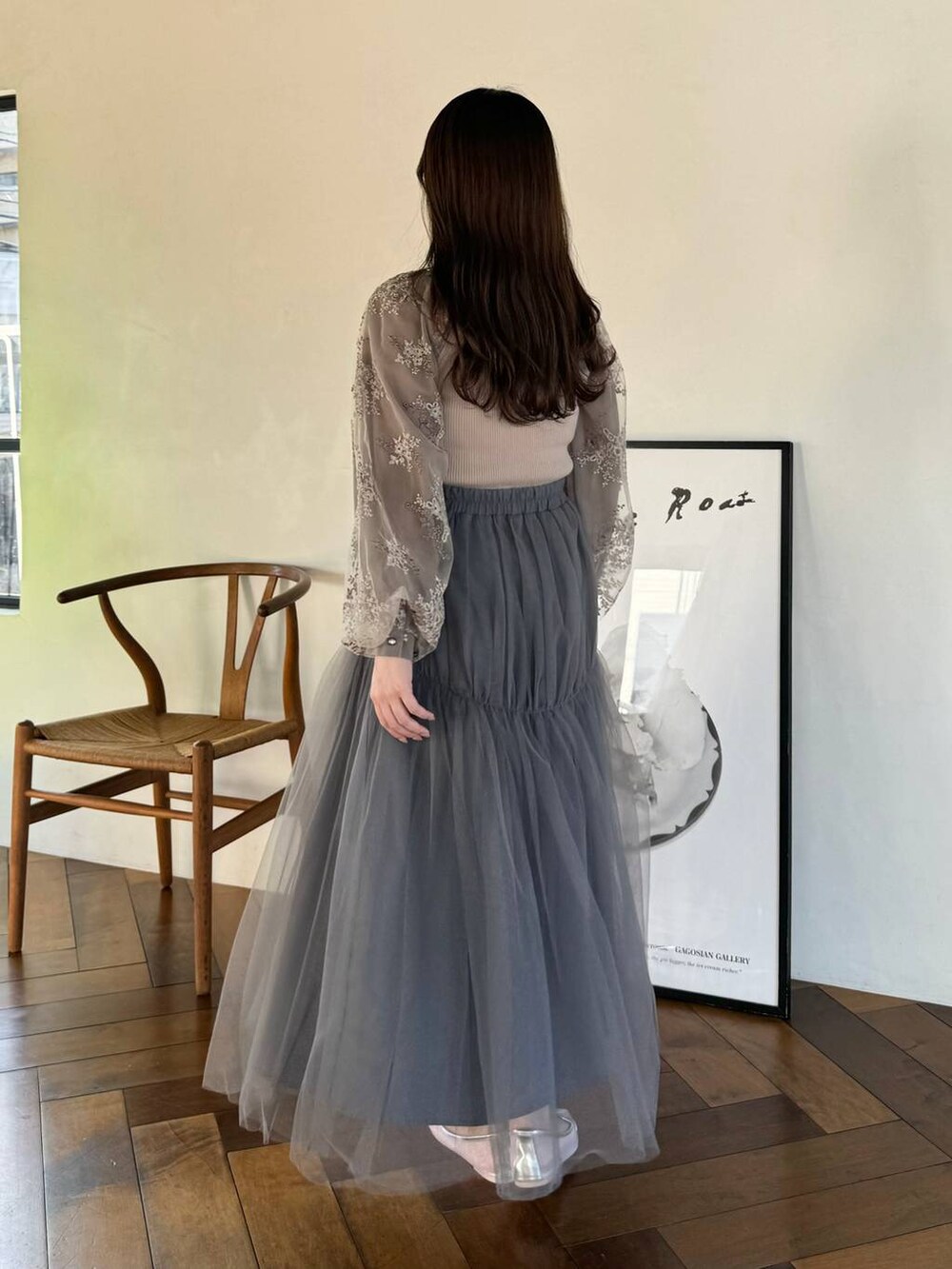 シルバー系のバレエシューズ、グレー系のスカート、ブラウン系のニット/セーターを着用したレディースの春コーディネートの3枚目の写真